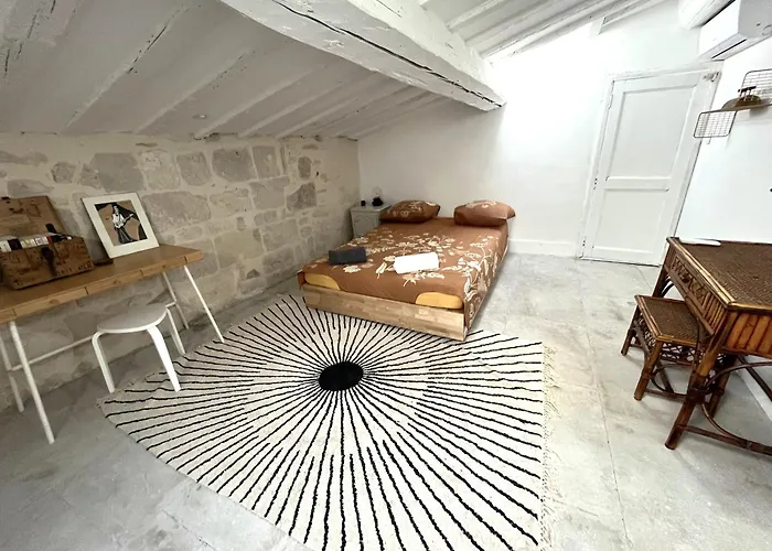 Ecusson - Duplex Lumineux Et Climatise Dans Hotel Particulier